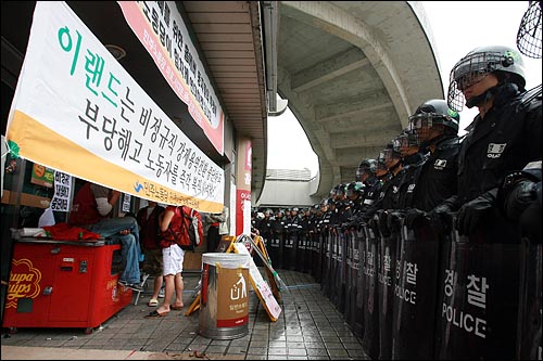 경찰병력이 홈에버 월드컵몰 매장입구 바로 앞까지 들어와서 완전봉쇄했다. 